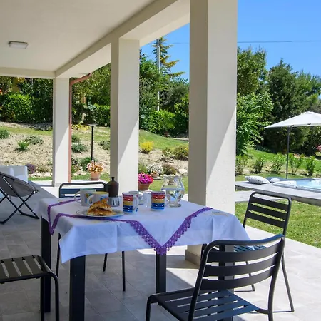 Nyaraló Lovely In *