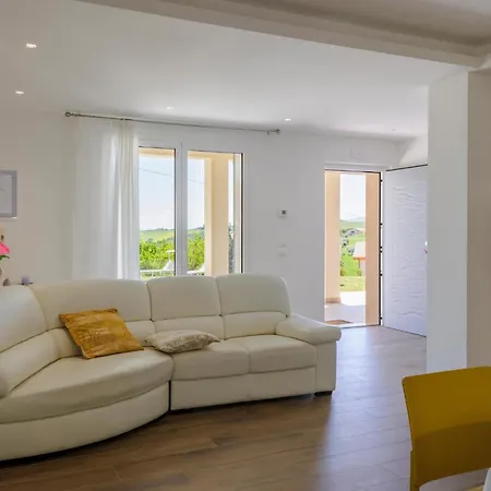 Lovely In Appignano del Tronto